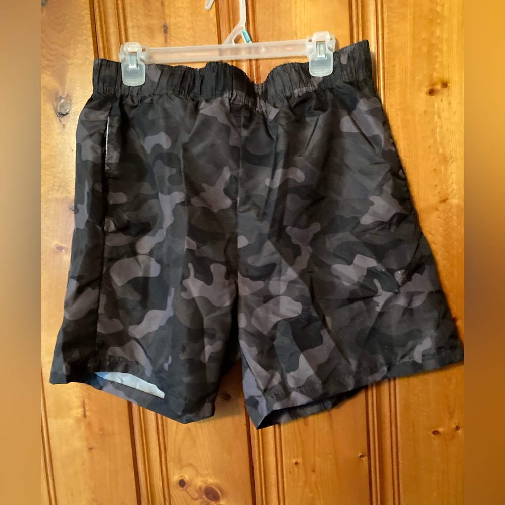 Size Large Men’s Mission Ridge Camo Shorts 2 front pockets